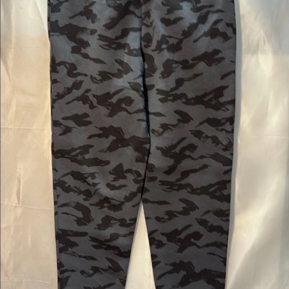 Under Armour Kids' Black Camo Joggers
Boys 8-20 Under Armour Printed - Picture 4 of 6